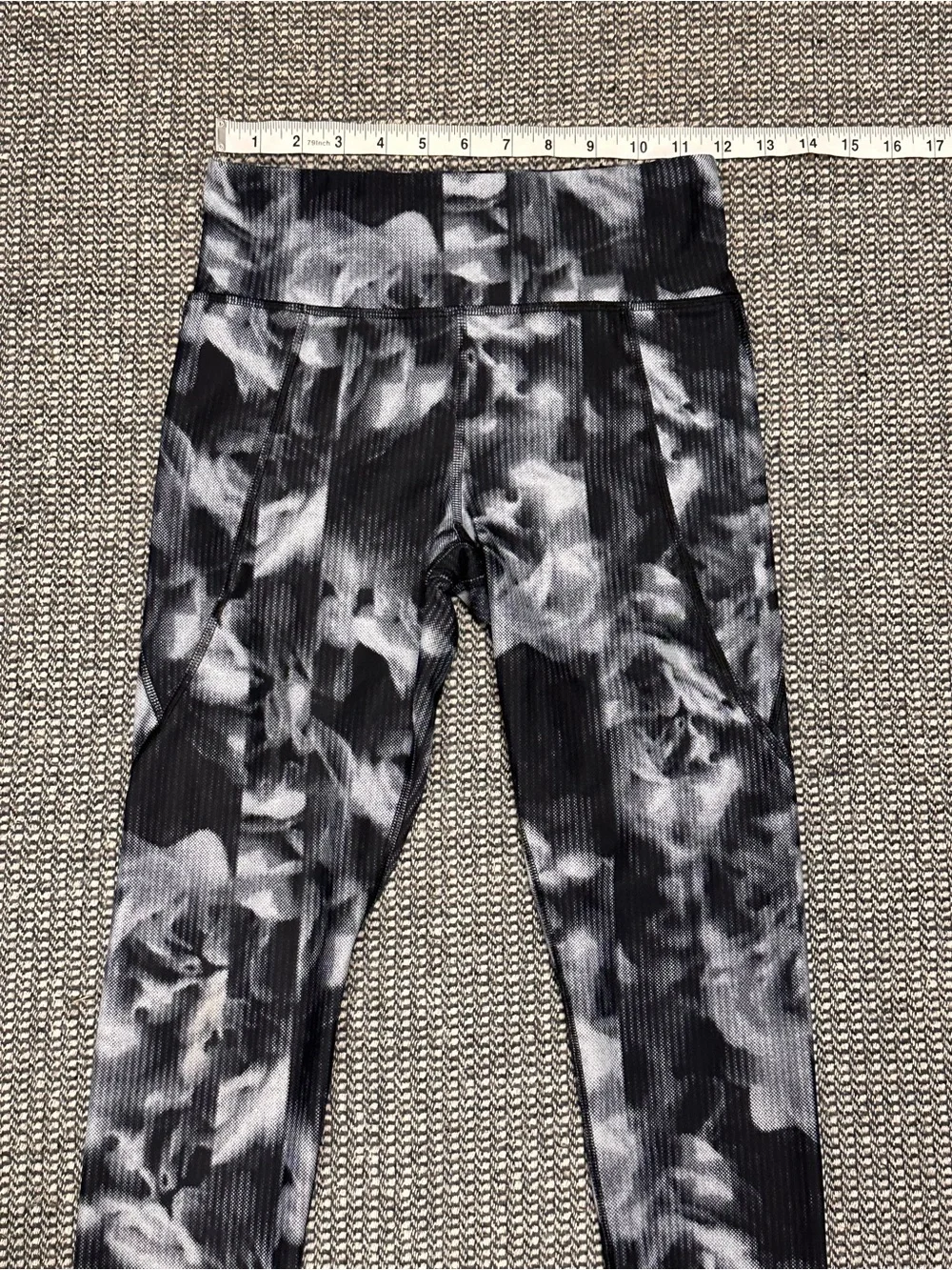 Old Navy Black & White Floral Ribbed High Rise Leggings - Picture 2 of 5